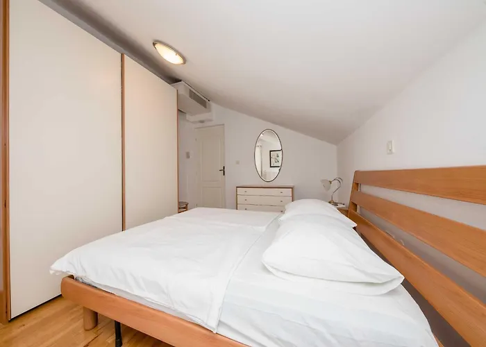 Anggela - Two Bedroom With Balcony And Sea View Apartmán Rab Town