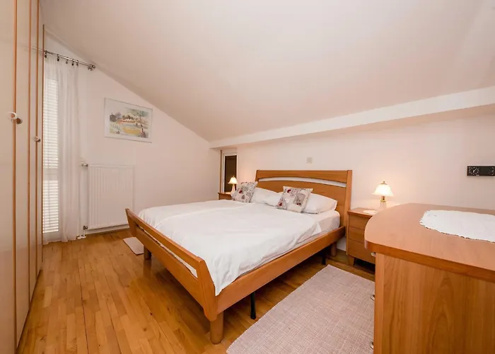 Anggela - Two Bedroom With Balcony And Sea View Rab Town
