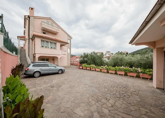Anggela - Two Bedroom With Balcony And Sea View