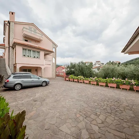 Anggela - Two Bedroom With Balcony And Sea View