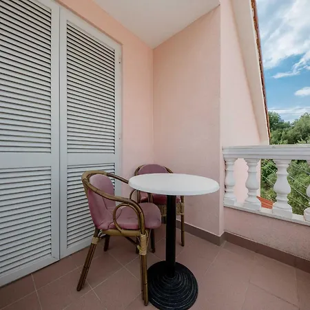 Anggela - Two Bedroom With Balcony And Sea View Apartmán Supetarska Draga